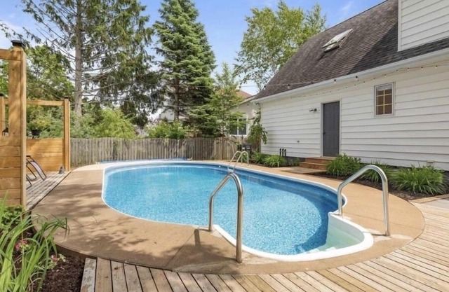 Bright 3 Bed, 2.5 Bath, In-Ground Pool/Hot Tub, Close to Downtown Charlottetown❗️
