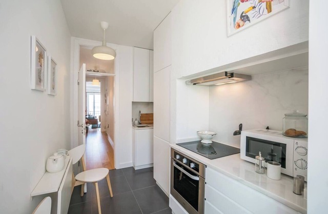 Bright 3-Bedroom Near Alameda