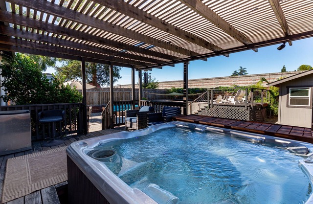 Bright 3 Bedroom Retreat with Outdoor Oasis & Spa