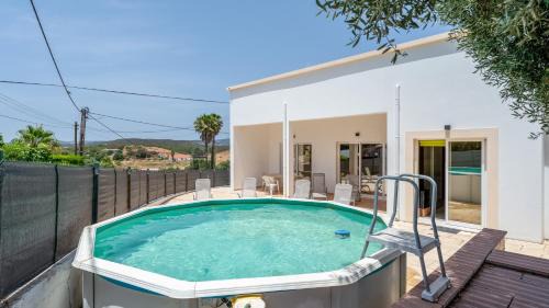 Bright 3BDR House with Pool by Lovelystay