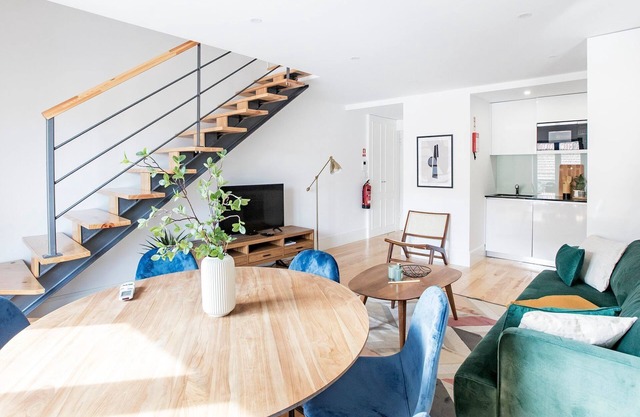Bright 3BR Flat w/ AC in City Center by LovelyStay