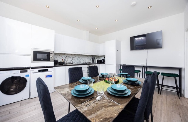 3 Bedroom 2 Bath-Modern-Apartment-Ensuite