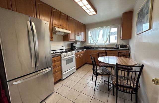 Bright 4 Bedrooms 2 Baths Entire 2nd Floor near Golden Gate Park & Ocean Beach