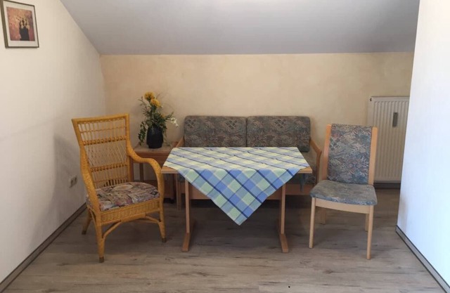 Helles Appartement (40 qm) für bis zu 3 Personen mit möbliertem Balkon