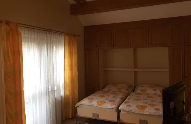Helles Appartement (40 qm) für bis zu 3 Personen mit möbliertem Balkon