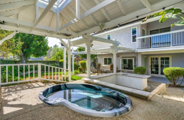 Bright & Airy 3 BDRM Home w/ Pool Table & Hot Tub