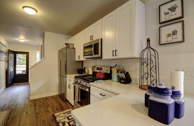 Bright & Airy 4 Bedroom Villa in North Tacoma