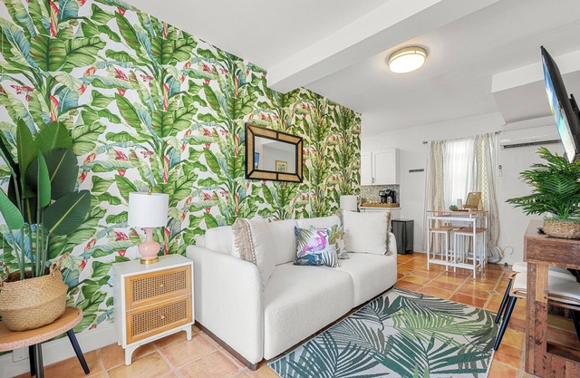 Bright & Airy Apartment on Flamingo Dr