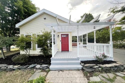 Bright, Airy Home in Hudson!