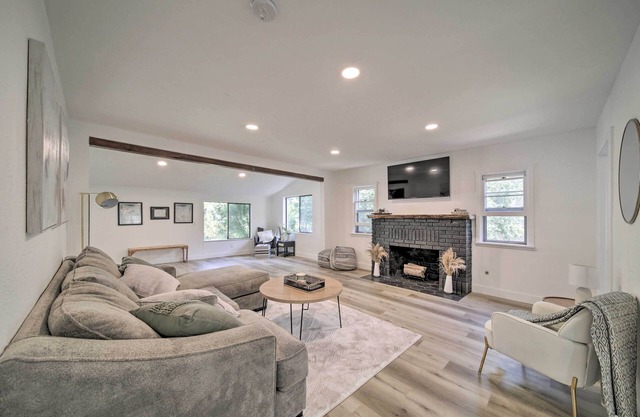Bright & Airy Liberty Lake Abode w/ Backyard!