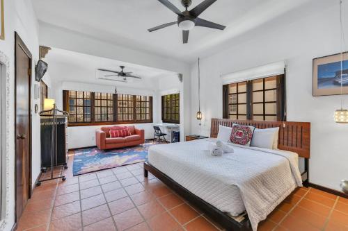 Bright & airy Spanish villa steps to sand GEN AC - Main House