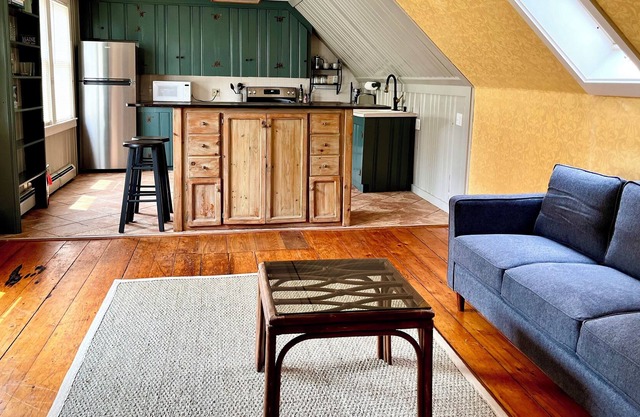 Bright and airy 2nd floor apartment