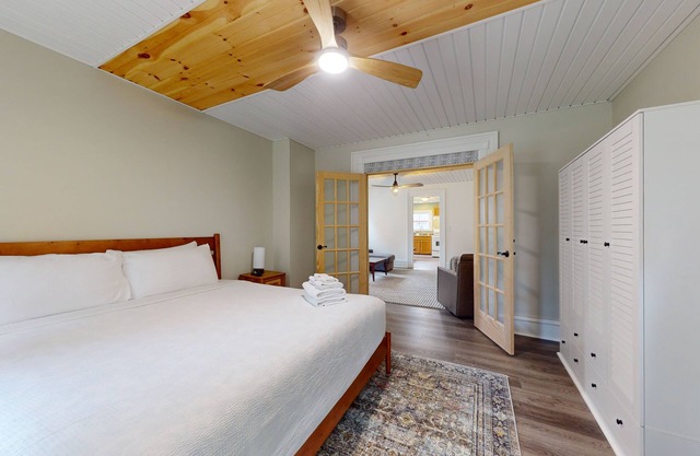 Bright and airy apartment in wine region & close to lakes