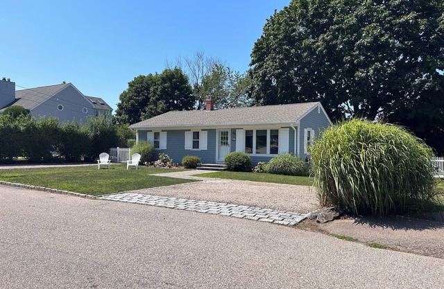 BRIGHT AND AIRY HOUSE IN BEAUTIFUL BONNET SHORES