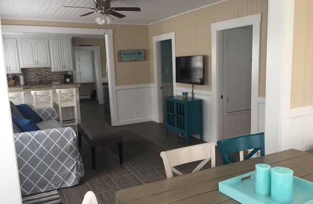 Helles und luftiges neu renoviertes Haus 1 Block zum Sandy Wells Beach