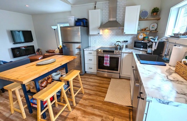 Bright and Charming Gateway to Glacier 1 Bed / 1 Bath Apartment in Columbia Falls MT!