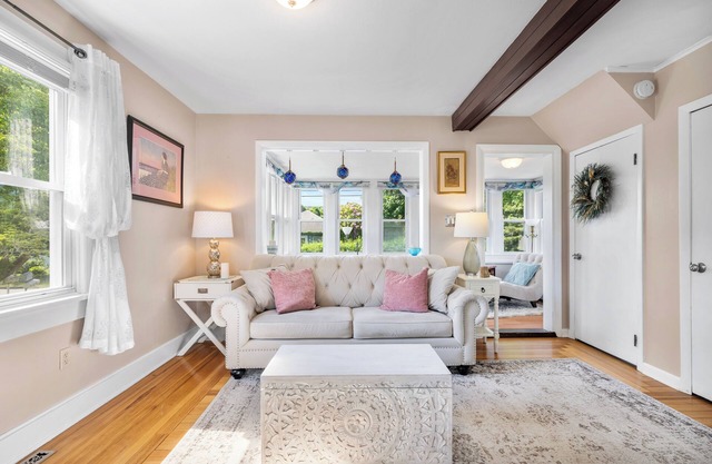 Bright and Cheerful Coastal Cottage with Water Access