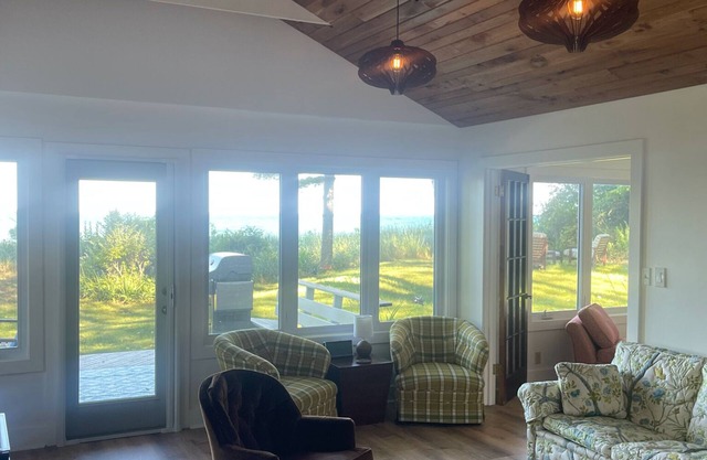 Bright and Cheerful Lake Front Beach Cottage