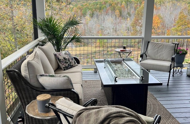 Bright and colorful yet serene, the Amberwing Suite is named after The Eastern Amberwing dragonfly. Known for its distinctive amber colored wings, it is frequently spotted dancing along the shores of the property's 5-acre lake.