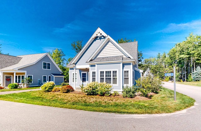 Bright and comfortable 2-level home near the beach w/shared pool, WiFi