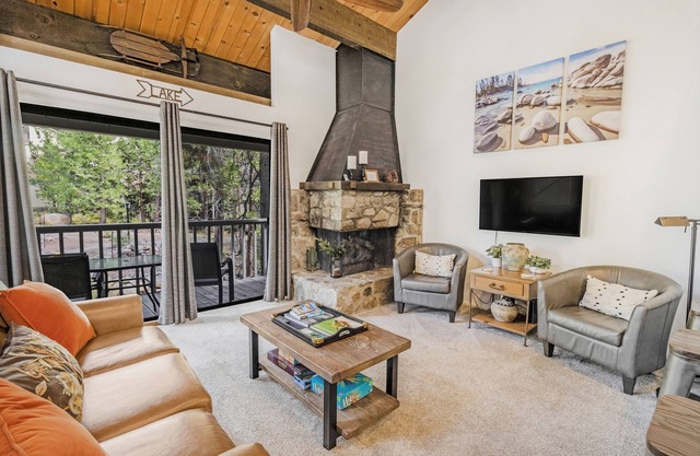 Bright and cozy end unit condo in quiet complex near Beach, and North Star