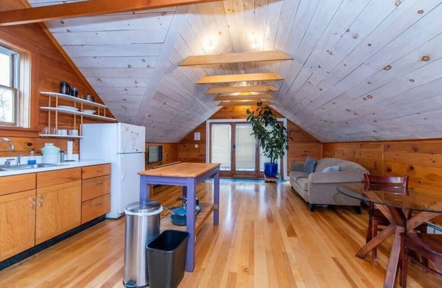 Bright and Cozy Prvt Treehouse Apt Near downtown!