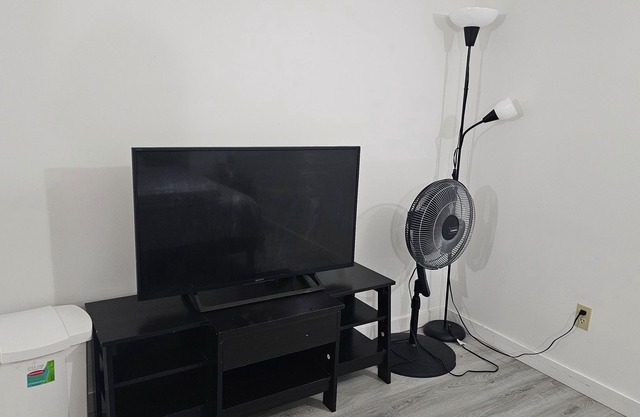 Bright and Cozy Room with Free Parking