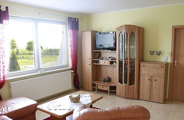 helle freundliche Ferienwohnung mit Blick auf den Kummerower See , ebenerdig