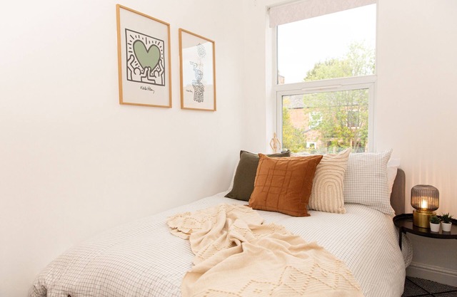 Bright and Inviting 2 bed home | Free Parking