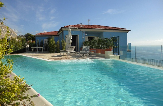 Helle und elegante Villa mit privatem Pool und Gartenterrasse mit Meerblick