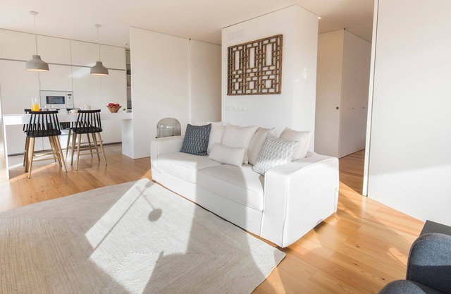 Bright and Luxurious W/ a view by LovelyStay