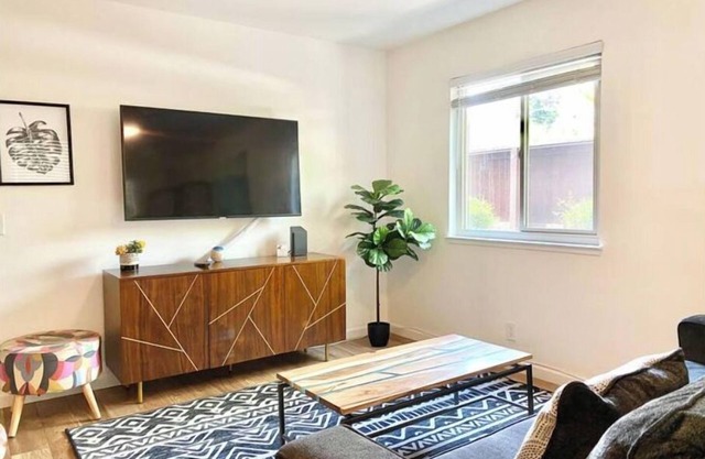 Bright and Modern 2 Bedroom in Downtown Chico