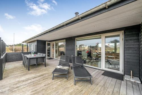 Bright And Modern Holiday Home - 1026