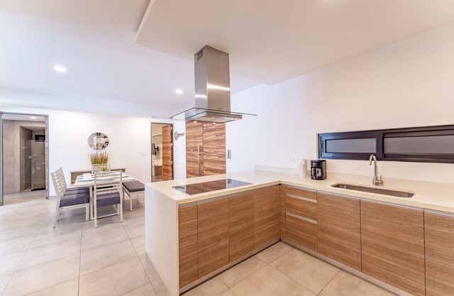 Bright and nice 3 Beds close to 5th