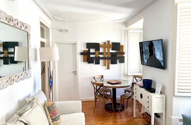 Bright and spacious three bedroom apt in the heart of Lisbon