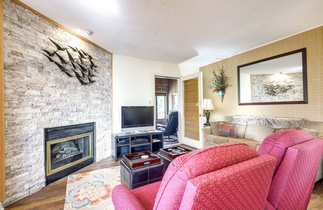 Bright Angel Fire Resort Condo: Walk to Ski Lift