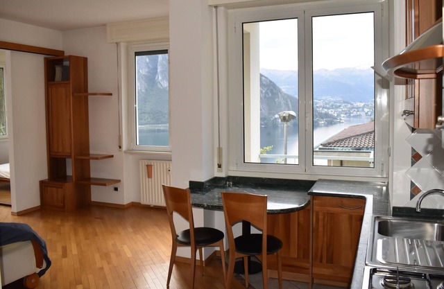 'Bright Apartment' mit Seeblick und Balkon