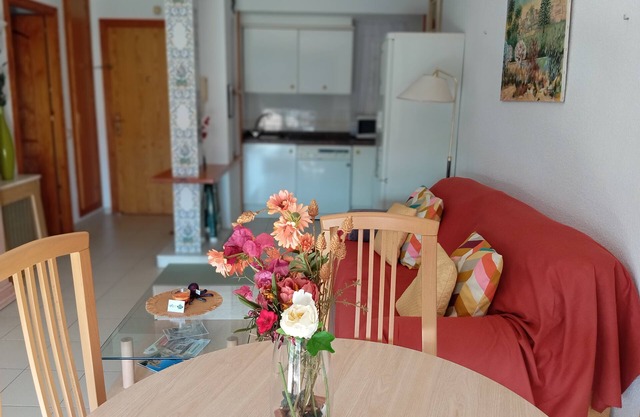 Bright apartment with pool and garden (200 meters from the beach)