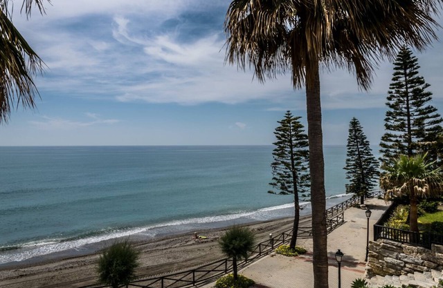 Bright apartment 1st line beach