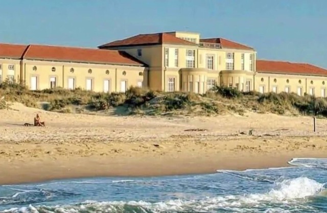 Bright apartment directly on the beach!