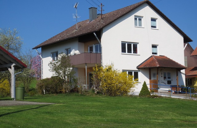 Helle Wohnung (OG) mit riesigem Garten und Balkon. Hegau / Bodensee / Rheinfall