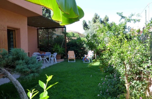 Bright apartment in villa by the sea with private garden, parking space, Wi-Fi