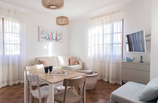 Bright apartment with A/C, Wi-Fi, swimming pool, terrace and parking