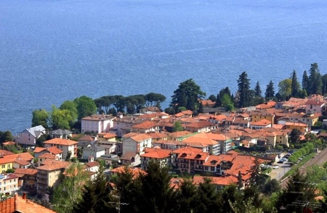 Bright apartment overlooking Lake Maggiore in the center of the village of Meina