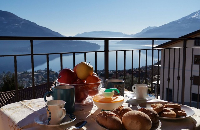 helle Wohnung mit Balkon mit Blick auf den See