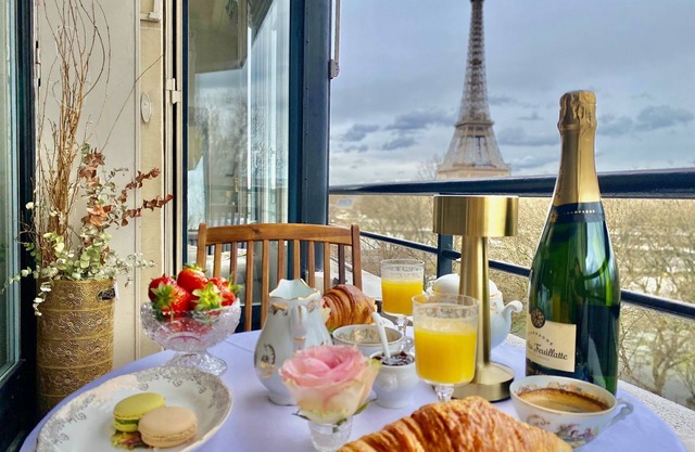 Bright apartment with stunning Eiffel Tower view PRE