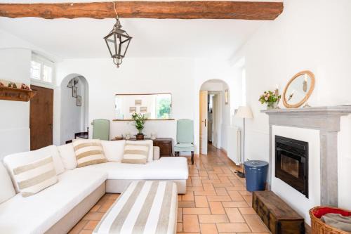 Bright APT surrounded by greenery with parking & Shared Pool