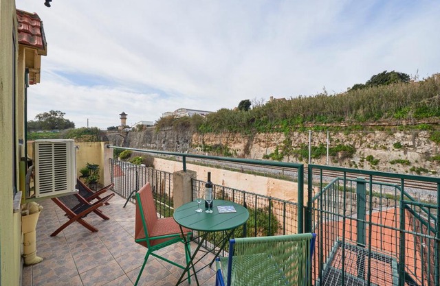 Bright Apt w Balcony, AC, Parking, By TimeCooler