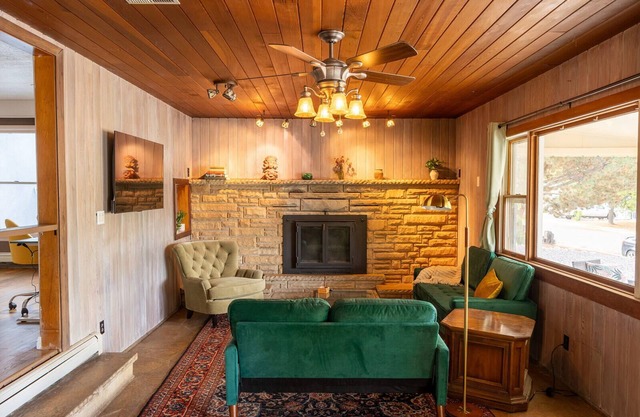 Bright Aztec 4 bed home, steps from Main Ave