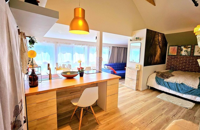 Bright Bachelor Apt on Buzzing Erie St ideal for Temp Workers and Grad Students